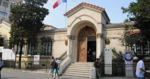 Франция стала пятой страной, закрывшей консульство в Стамбуле