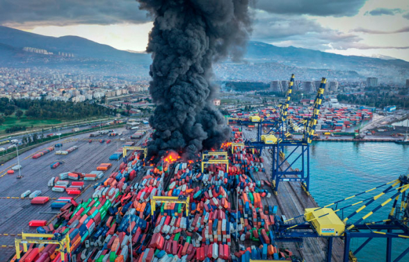 В порту Искендерун в Турции вторые сутки не могут потушить пожар