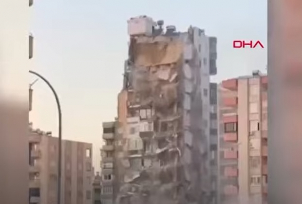 В Турции продолжается обрушение пострадавших от землетрясения зданий (видео)