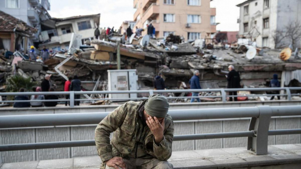 В Турции при землетрясениях погибли 100 военных