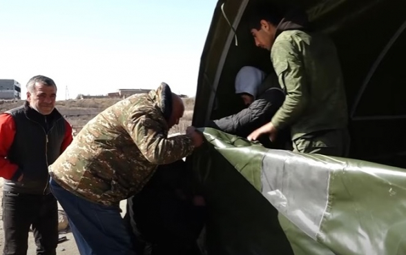 «Медали Ово унесли»: кража в палатке выселенных из бывшего здания МО жителей