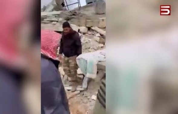 Родившуюся под завалами девочку удочерили