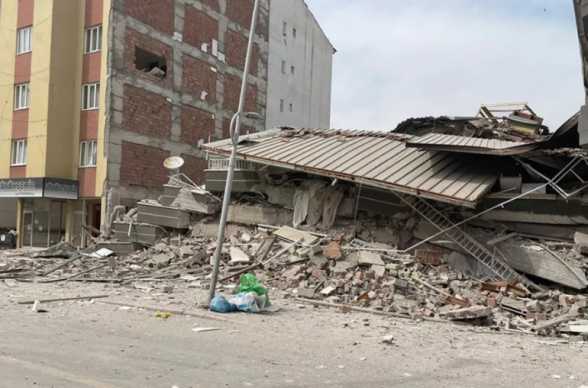 В результате нового землетрясения в Турции погиб человек (видео)
