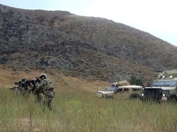 В азербайджанской армии продолжаются учения с боевыми стрельбами