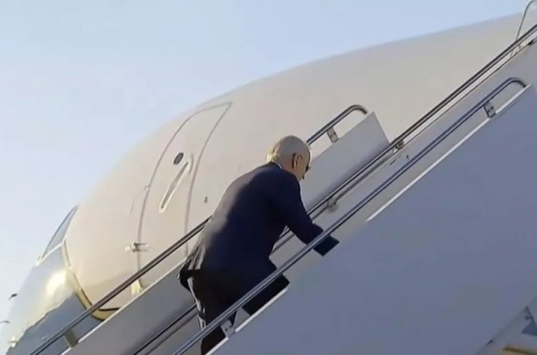 Байден снова споткнулся на трапе самолета
