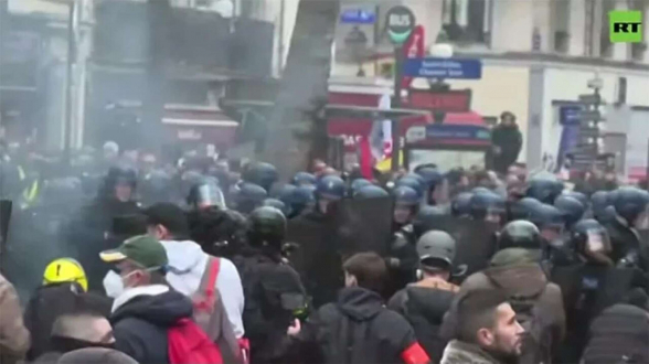 Во время акции протеста против пенсионной реформы в Париже произошли беспорядки (видео)