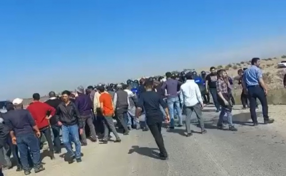 Азербайджанцы перекрыли магистральную автодорогу Баку-Арцах, есть раненые (видео)