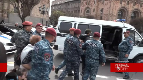 Гражданина подвергли приводу за акцию протеста перед зданием Правительства РА (видео)