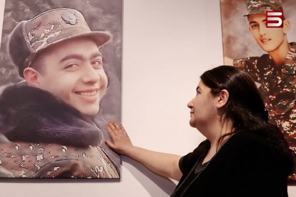 «Родина унесла мой большой подарок»: матери перед фотографиями погибших сыновей (видео)