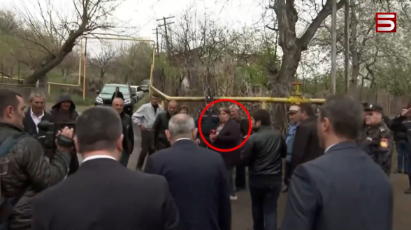 Почему «спокойная» и многодетная женщина бросила зонтик в Пашиняна? (видео)