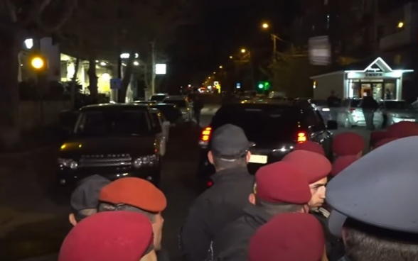 Զոհված զինծառայողների ծնողները շշեր են նետել Արգիշտի Քյարամյանի ավտոմեքենայի ուղղությամբ