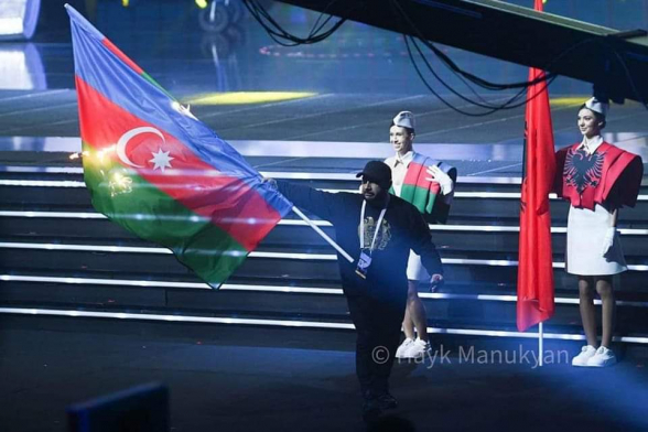 Ծանրամարտի Եվրոպայի առաջնության բացման արարողության ժամանակ դիզայներ Արամ Նիկոլյանը բեմահարթակից վերցրեց Ադրբեջանի դրոշը և այրեց այն (տեսանյութ)
