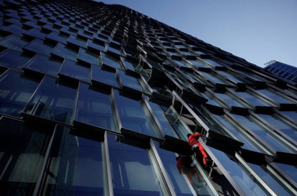 «Человек-паук» взобрался на небоскреб в Париже в поддержку протестующих против пенсионной реформы