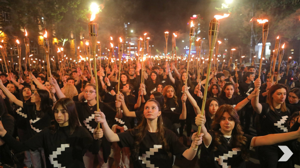 Факельное шествие с площади Республики в Цицернакаберд (видео)