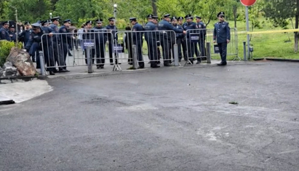 Перед визитом Пашиняна полицейские перекрыли дорогу в Цицернакаберд (видео)
