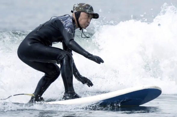 89-летний японец попал в Книгу рекордов Гиннесса как самый старый серфер в мире