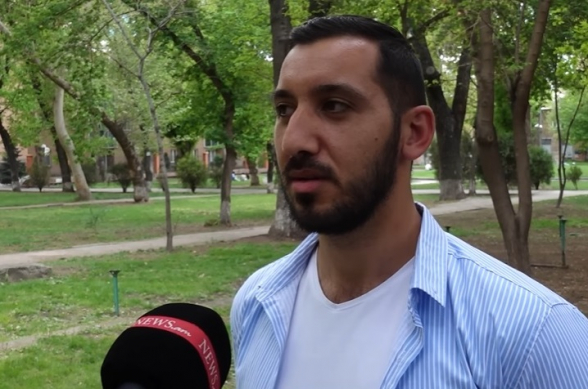 Փաշինյանին դավաճան անվանած քաղաքացու մոտից գտել են յոգուրտ, բանան, վարունգ և գիրք