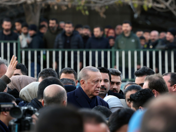 Эрдоган, которому стало плохо накануне, отменил интервью четырем турецким телеканалам