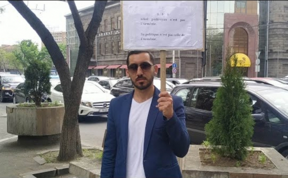 Назвавший Пашиняна предателем гражданин проводит акцию перед посольствами (видео)