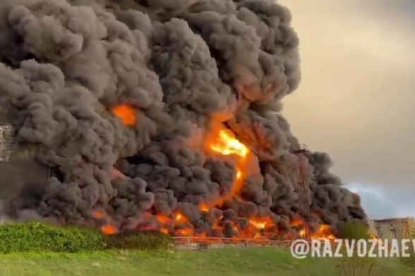 В Севастополе загорелась нефтебаза после атаки беспилотника ВСУ (видео)