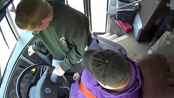 В США школьник спас автобус с 60 детьми, когда водителю стало плохо