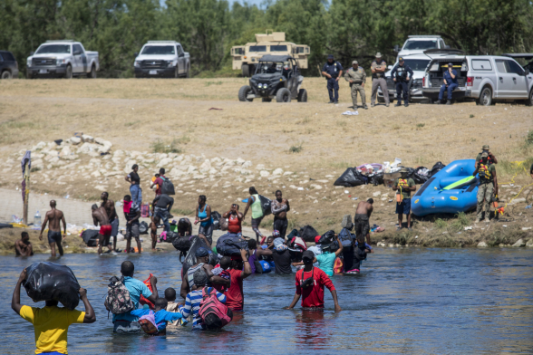 Губернатор Техаса обвинил администрацию Байдена в миграционном кризисе