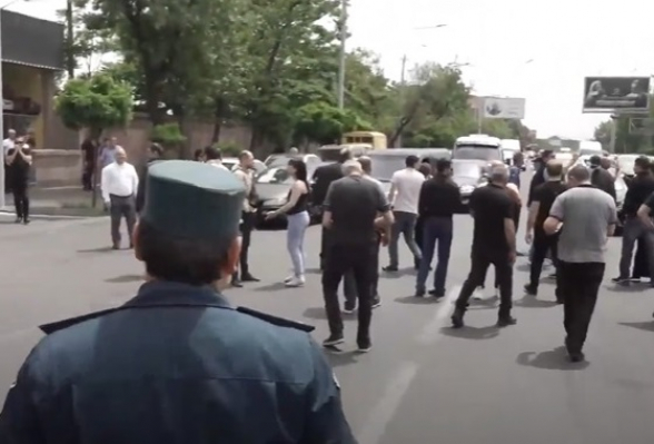 Суд огласит решение о мере пресечения в отношении матери погибшего солдата 20 мая: участники акции протеста перекрыли проспект Аршакуняц, произошла потасовка с полицейскими (видео)