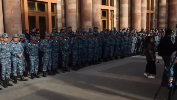 Родственники погибших военнослужащих начали сидячий пикет у здания правительства Армении