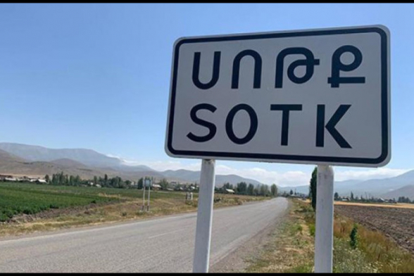 ВС Азербайджана обстреляли армянские позиции у Сотка, применив также миномет