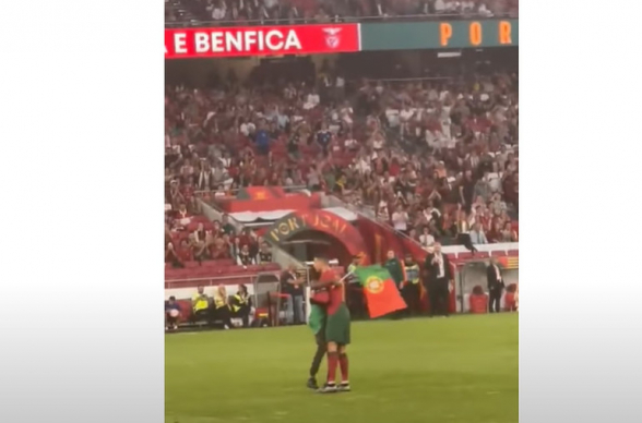 Երկրպագուն մտել է խաղադաշտ և գրկել Ռոնալդուին