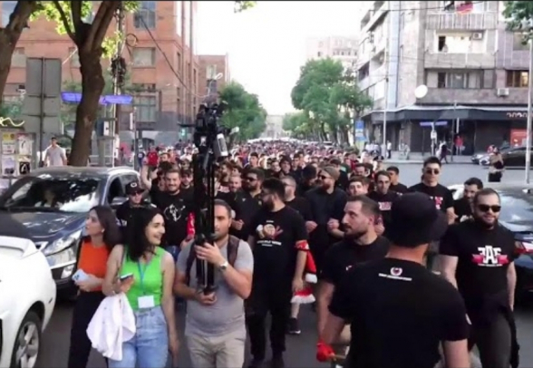 Եվրո-2024. Հայաստանի հավաքականի երկրպագուների երթը Երևանում (տեսանյութ)