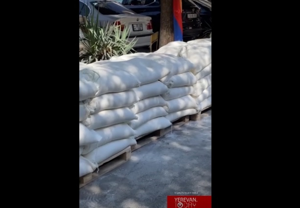 ՄԱԿ-ի Երևանի գրասենյակի դիմաց շուրջ 100 պարկ ալյուր և այլ սննդամթերք են բերել