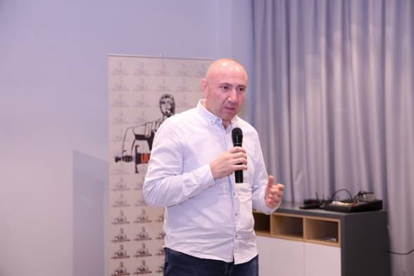 Ո՞վ, եթե ոչ ես․ ե՞րբ, եթե ոչ հիմա