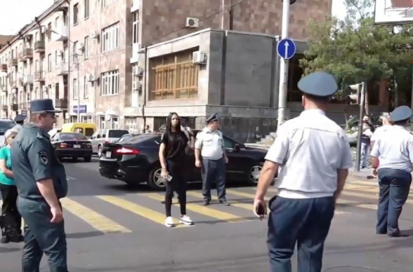 Родители без вести пропавших военнослужащих перекрыли проспект Баграмяна в Ереване (видео)