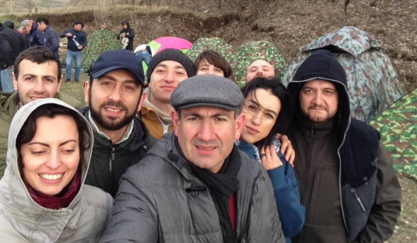 Տղաներ և աղջիկներ, դուք ունակ չեք որևէ բան անելու, դուք շարքային պառազիտներ եք…