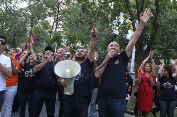 Андраник Теванян и члены блока «Мать Армения» провели агиткампанию в столичном округе Давидашен (видео)