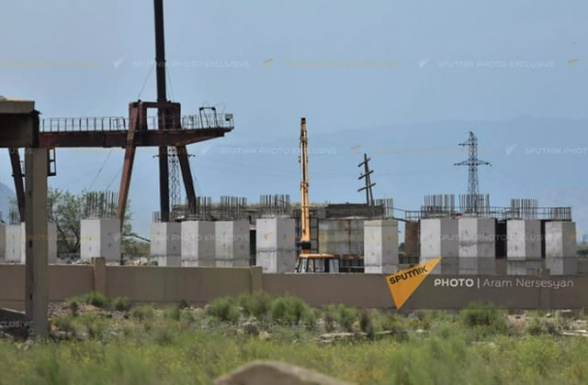 Азербайджан подверг строящийся в Ерасхе завод беспрецедентно интенсивному обстрелу