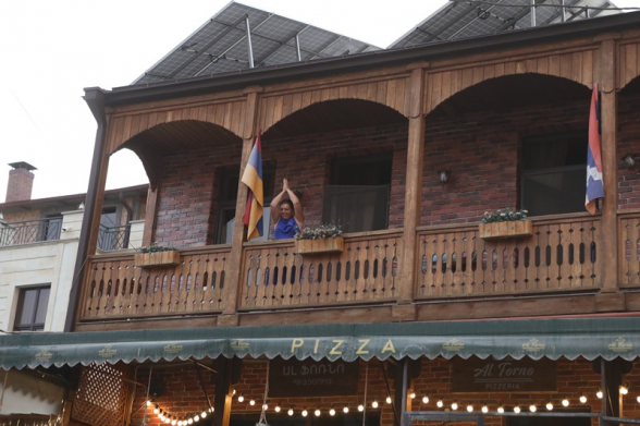 Հայաստանի ու Արցախի դրոշներով են քաղաքացիները պատշգամբներից դիմավորում «Մայր Հայաստան»-ի անդամներին (տեսանյութ)