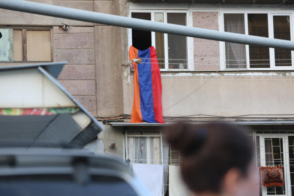 Жители Авана встретили блок «Мать Армения» армянскими флагами