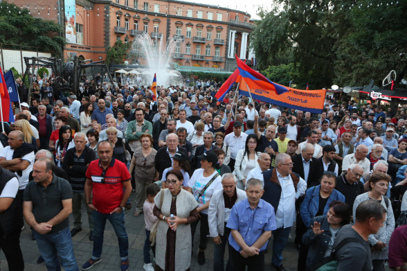 Итоговый митинг блока «Мать Армения» на площади Азнавура (фоторепортаж)