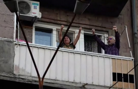 Քաղաքացիները պատուհաններից իրենց դժգոհության ժեստն են հայտնում ՔՊ-ի քայլերթին (տեսանյութ)