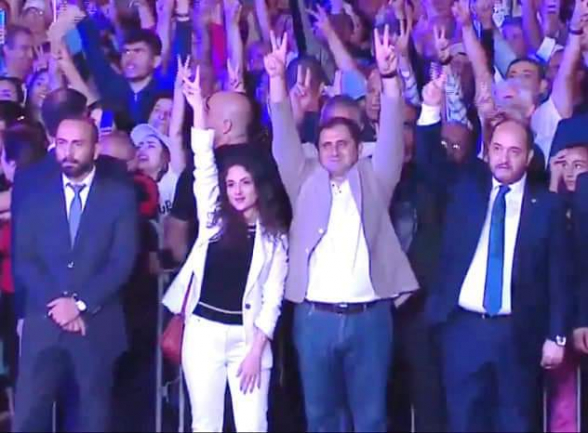 Ամենաողբերգական պատկերը սա է՝ Հայաստանի Հանրապետության պաշտպանության նախարարի աթոռը զբաղեցնողն օրվա կեսից ընկել է փողոցները կուսակցական քարոզարշավի համար։