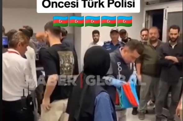 Ադրբեջանում այդ ժեստը համարել են հարգանքի նշան.թուրք ոստիկանին պարգևատրել են  Թուրքիա-Հայաստան խաղին ադրբեջանական դրոշը հարգելու համար