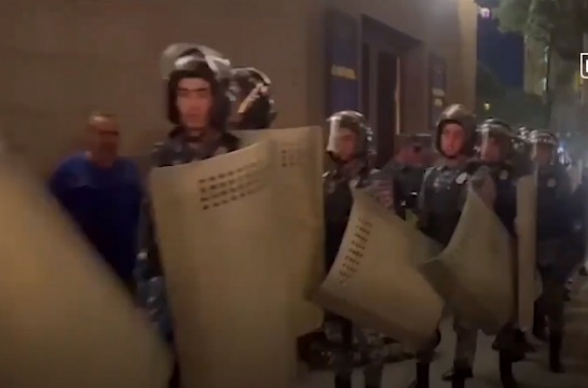 Ոստիկանությունը նոր զորքեր է կուտակում ժողովրդի դեմ (տեսանյութ)
