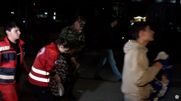 Женщины на автобусах, мужчины – пешком: как арцахцы пересекали мост Хакари (видео)