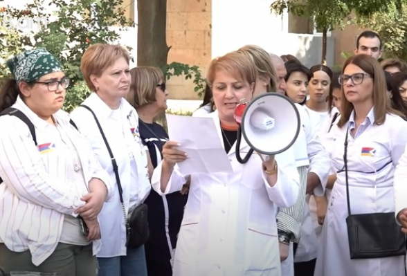 Медработники – рядом с раненой родиной: акция протеста в белых халатах (видео)