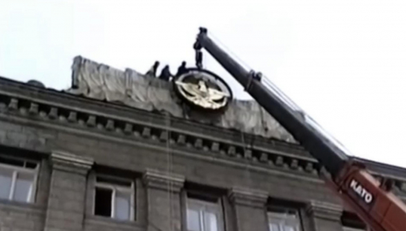 Как в 1994-ом на здании президентской резиденции устанавливали герб НКР (видео)