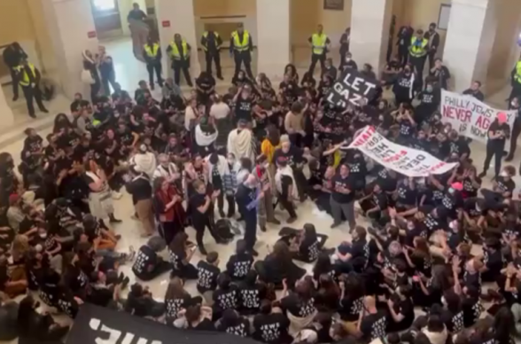 Протестующие против политики США в Израиле проникли в здание Конгресса США, есть задержанные (видео)