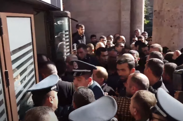 Լարված իրավիճակ՝ Հայաստանում Արցախի ներկայացուցչությունում. քաղաքացիները ներխուժել են շենք (տեսանյութ)