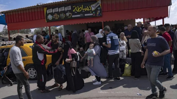 На границе Египта и сектора Газа скопилось около 200 грузовиков с помощью